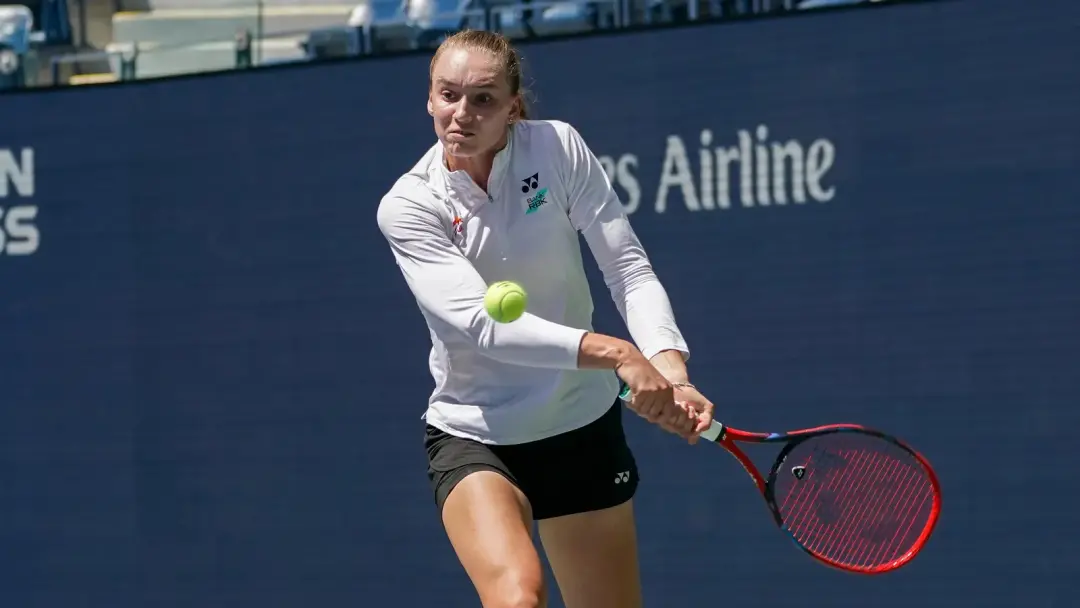 Elena Rybakina perdeu o primeiro jogo na China Open em Pequim, caindo para Alina Charaeva na segunda rodada. A garota, …