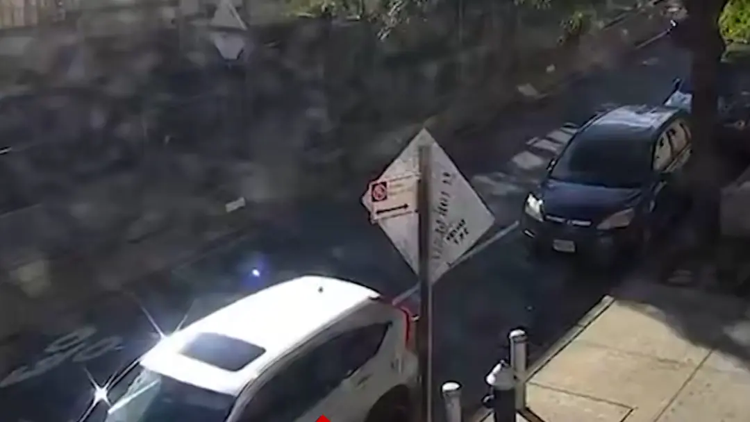 Nova York teve um incidente com agentes do ICE que deixou um homem hospitalizado e gerou protestos. Os vídeos mostram a…