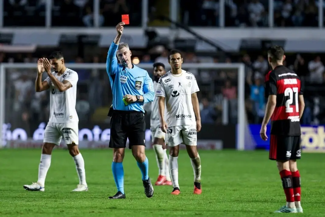 Empate 2 a 2 na Vila Belmiro. Flamengo criticou a arbitragem do jogo contra o Santos, citando erros graves e falta de c…