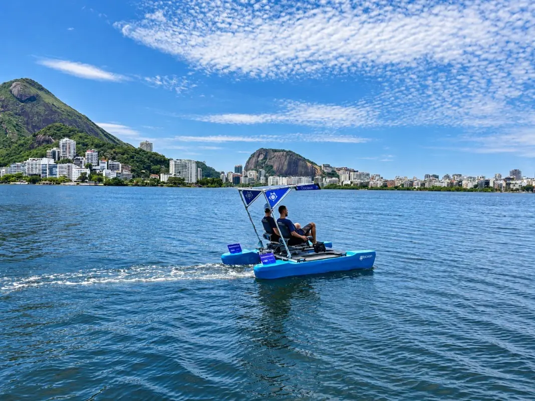 Lagoa Rodrigo de Freitas terá bicicletas aquáticas para recolher lixo a partir deste sábado, com estreia gratuita. É bo…