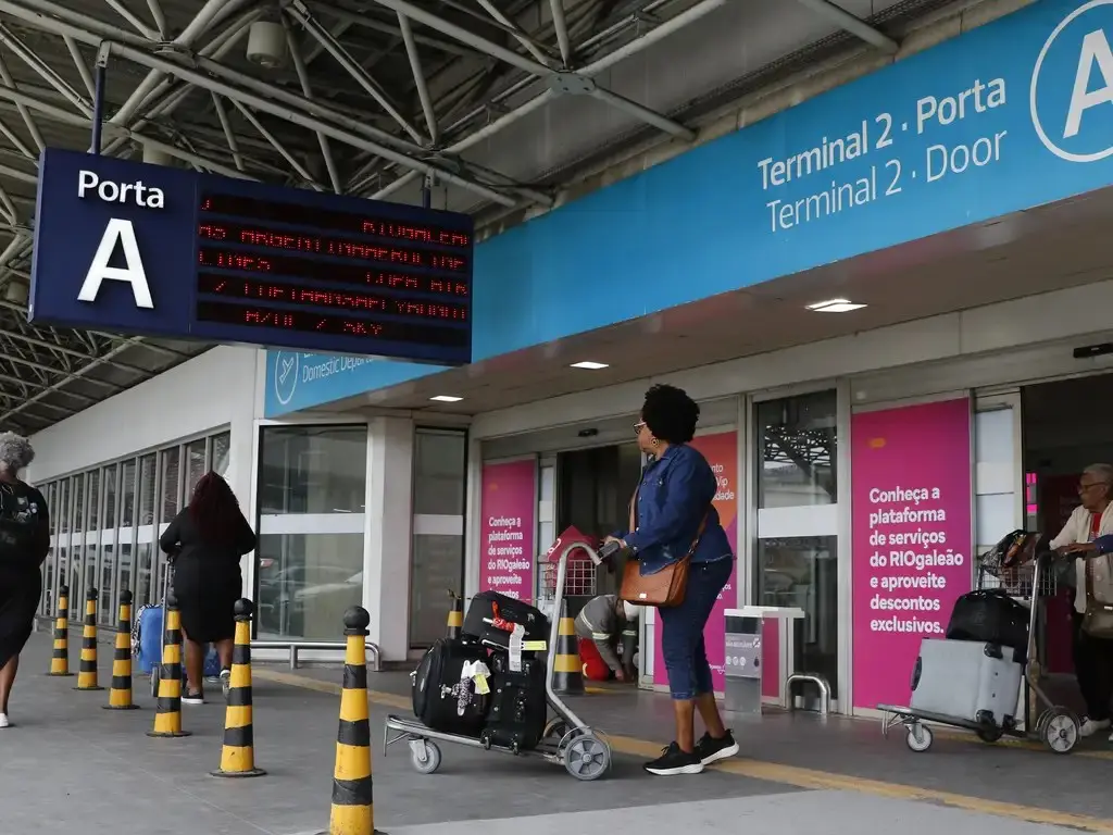 A Polícia Civil mirou motoristas no Galeão que usavam dispositivo para inflar preço do taxímetro para turistas. A gente…