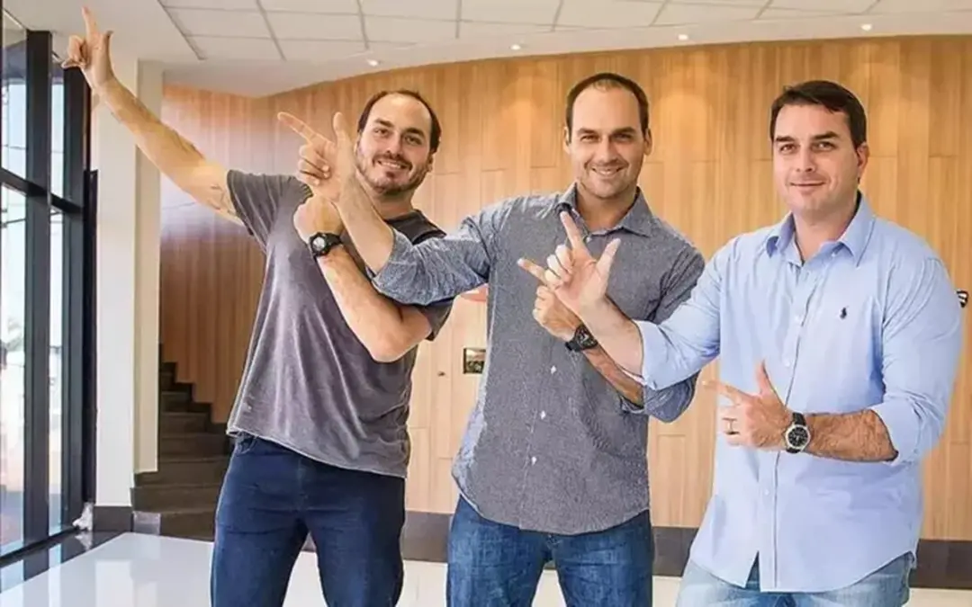 Flávio Bolsonaro falou em Goiânia que quer mudar a Constituição para redemocratizar o país, usando a maioria no Senado …