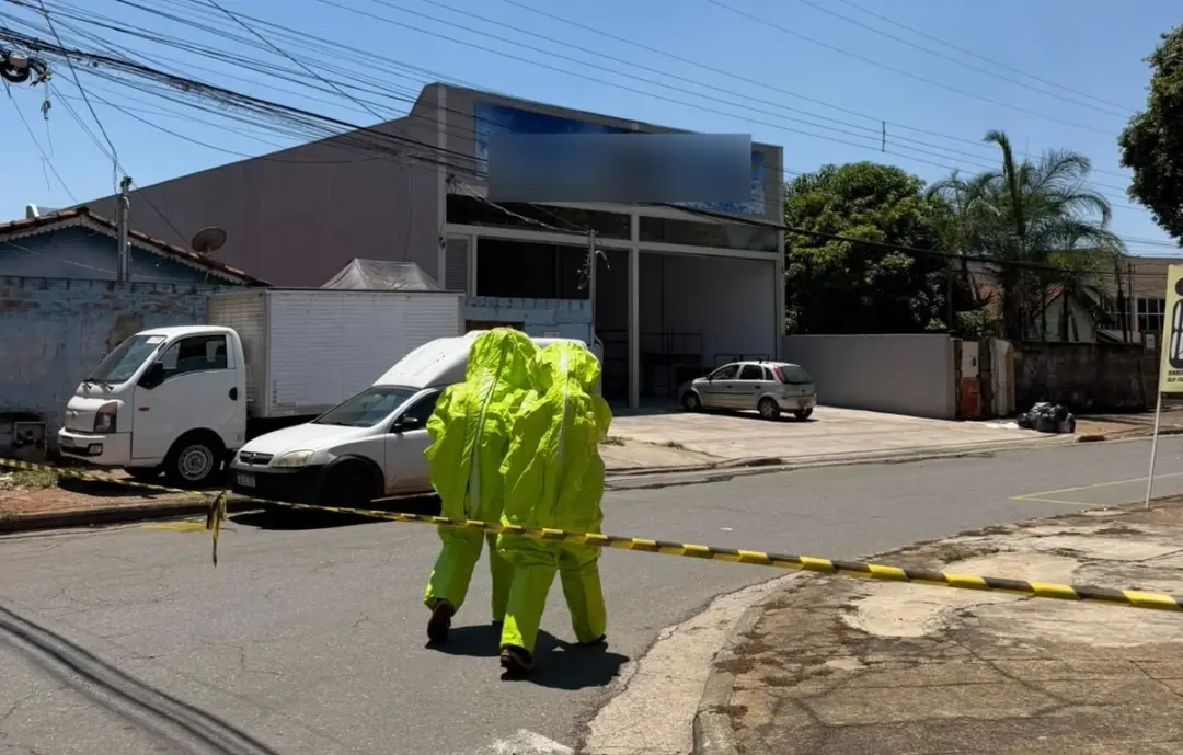 Vazou amônia em estabelecimento em Goiânia quando a escada cedeu e atingiu a tubulação de refrigeração. Um trabalhador …