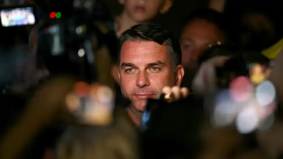 Record cancelou o debate presidencial entre Lula e Flávio Bolsonaro para domingo, 11 de outubro. A emissora alegou inco…