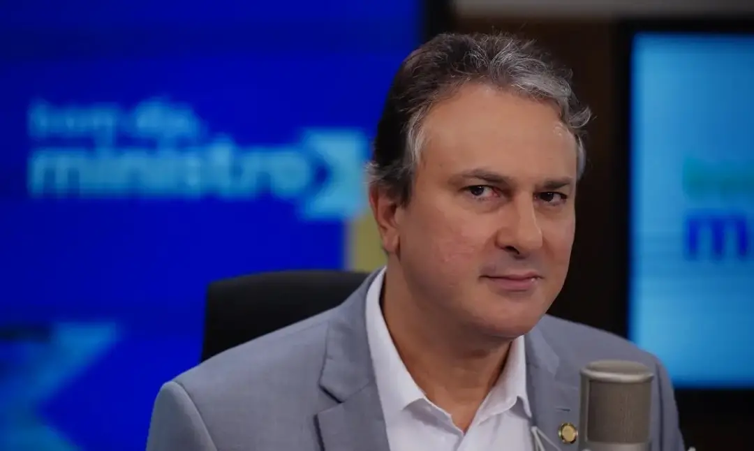Camilo Santana afirmou que o corte no Orçamento proposto por Flávio Bolsonaro seria parecido com o feito por Javier Mil…