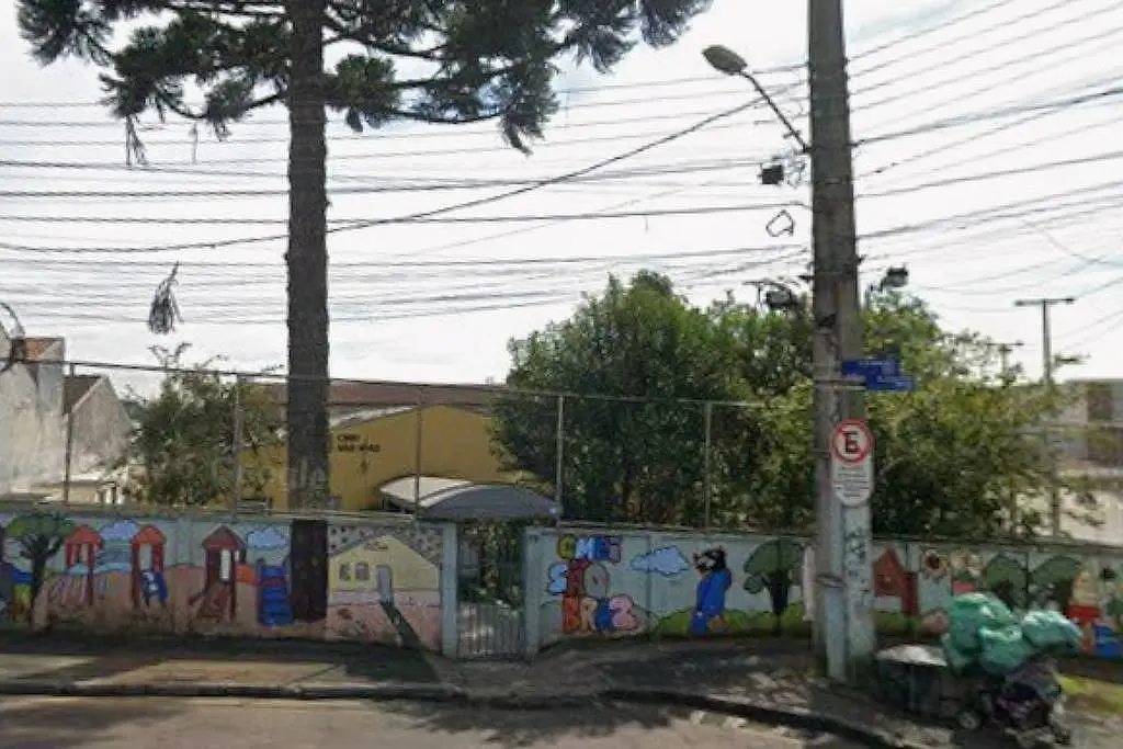 CMEI São Braz, Curitiba, teve invasão de homem armado durante o horário letivo. A polícia tá negociando a saída enquant…