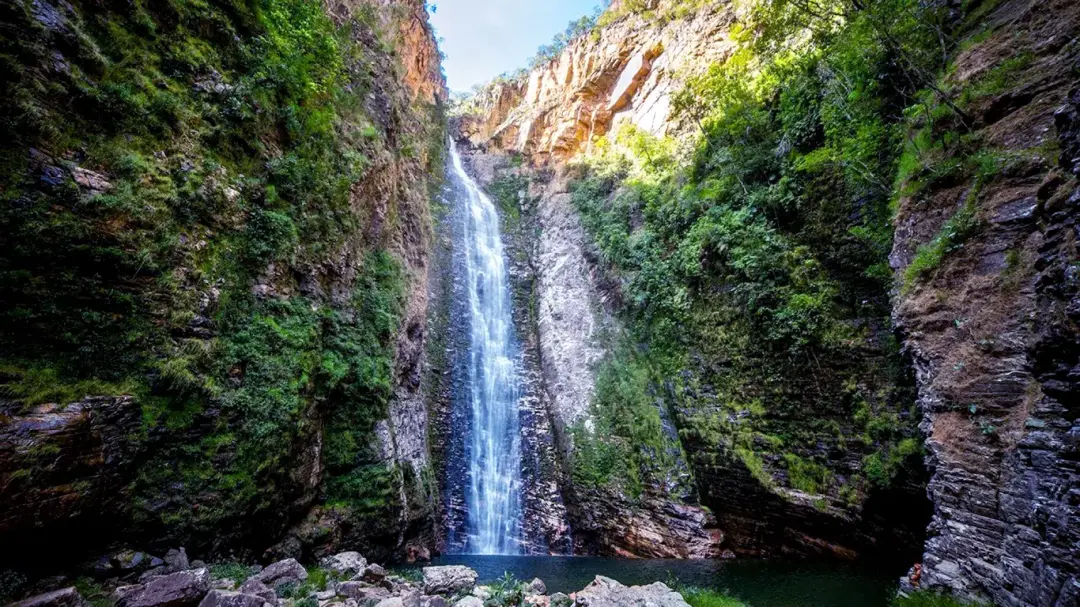 Chapada dos Veadeiros oferece cachoeiras e trilhas no feriado de 12 de outubro, com opções gratuitas e pagas. Dá pra cu…