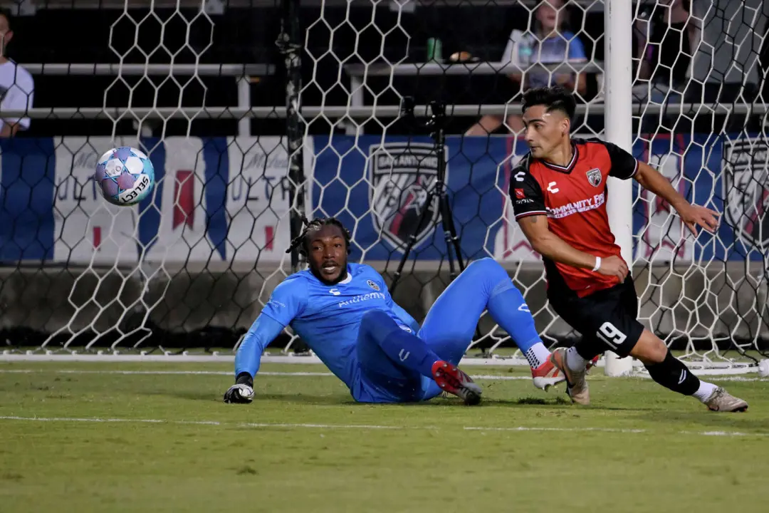 San Antonio FC busca um lugar no playoff da USL Championship no jogo contra Oakland Roots SC no Alameda County Coliseum…