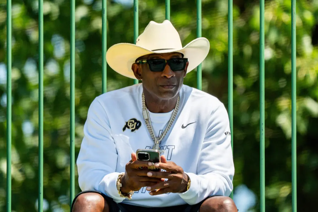 Chad Brown disse que Deion Sanders precisa assumir a responsabilidade pelo desempenho ruim do time de Colorado. Ele pon…