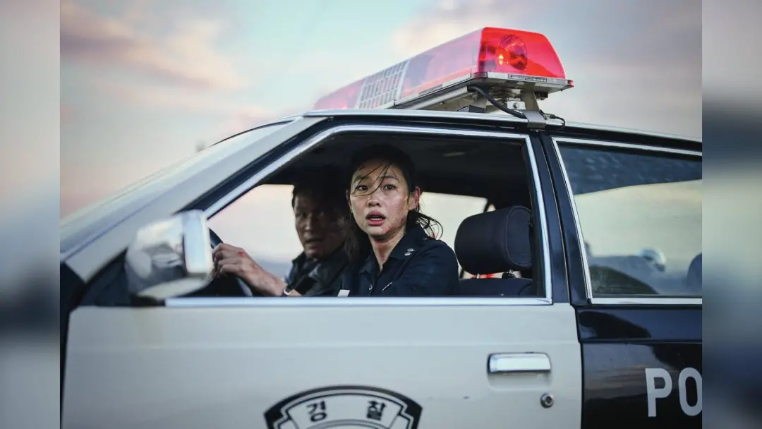 Hope Harbor, Coreia do Sul, palco de filme onde a paranoia de espiões se choca com uma ameaça brutal de um animal desco…
