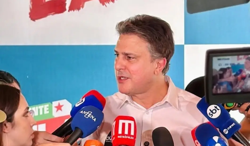 Camilo Santana diz que a campanha de Lula vai processar Veja e Daniel Vorcaro por reportagem sobre R$ 30 milhões. A ale…