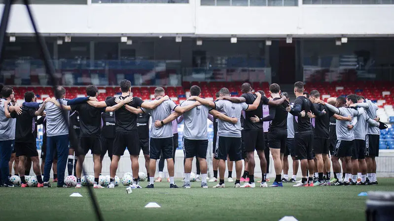 Remo com apenas dois zagueiros disponíveis no jogo contra o Vasco em São Januário. A falta de peças defensivas soma-se …