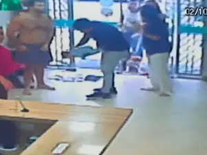 Em pet shop no Espírito Santo, um veterinário socorreu uma bebê recém-nascida que estava engasgada. Situação que mostra…