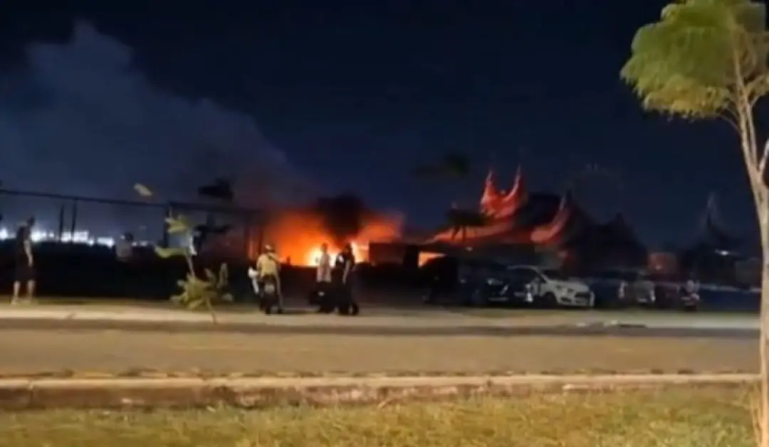 Incêndio atingiu o Circo Americano no bairro do Marco, em Belém, na noite de sexta. O fogo causou preocupação pela prox…