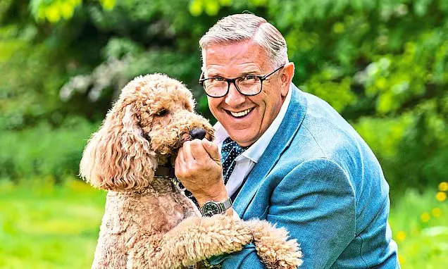 Graeme Hall foi contratado para o programa Strictly Come Dancing em 2026 com a expectativa de ser uma opção segura. O c…