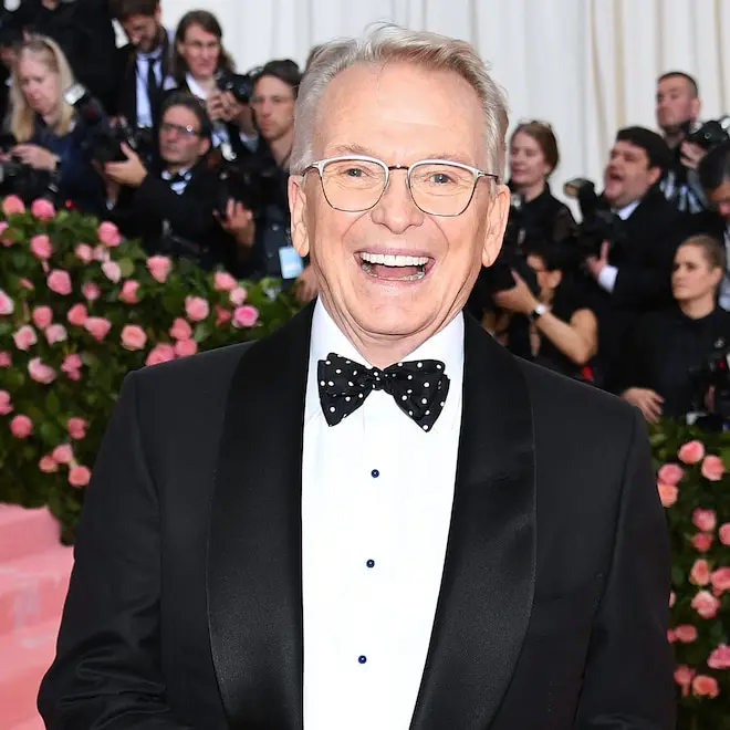 Bob Mackie, designer lendário, teve sua causa de morte revelada após um mês de informações. A informação detalhada surg…