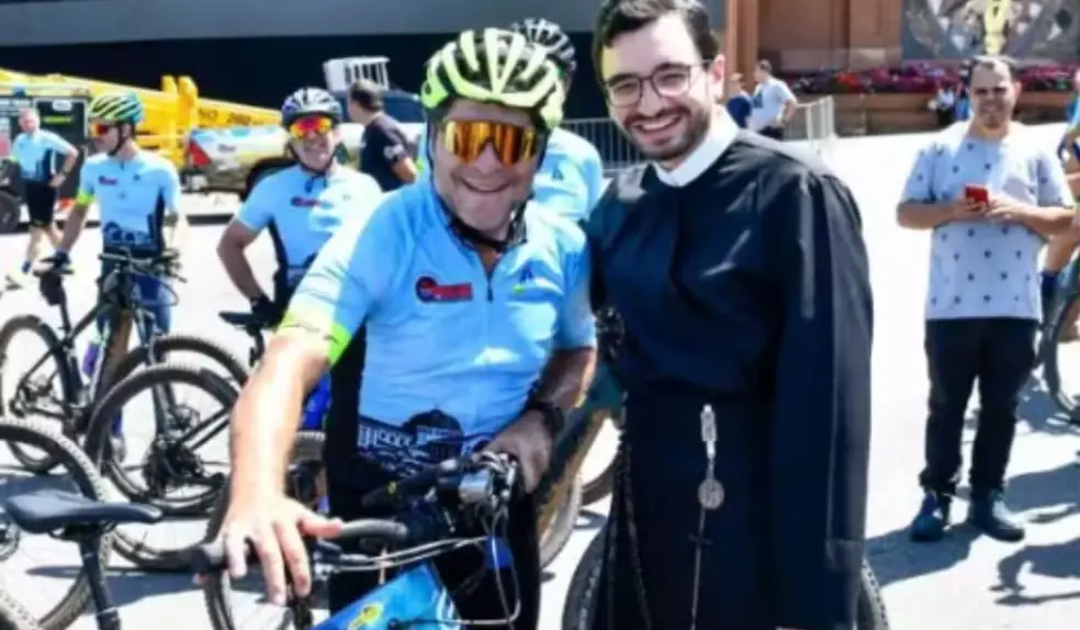 Cantor Daniel chegou em Aparecida depois de uma romaria de 318 quilômetros de bicicleta pelo Caminho da Fé. É um gesto …