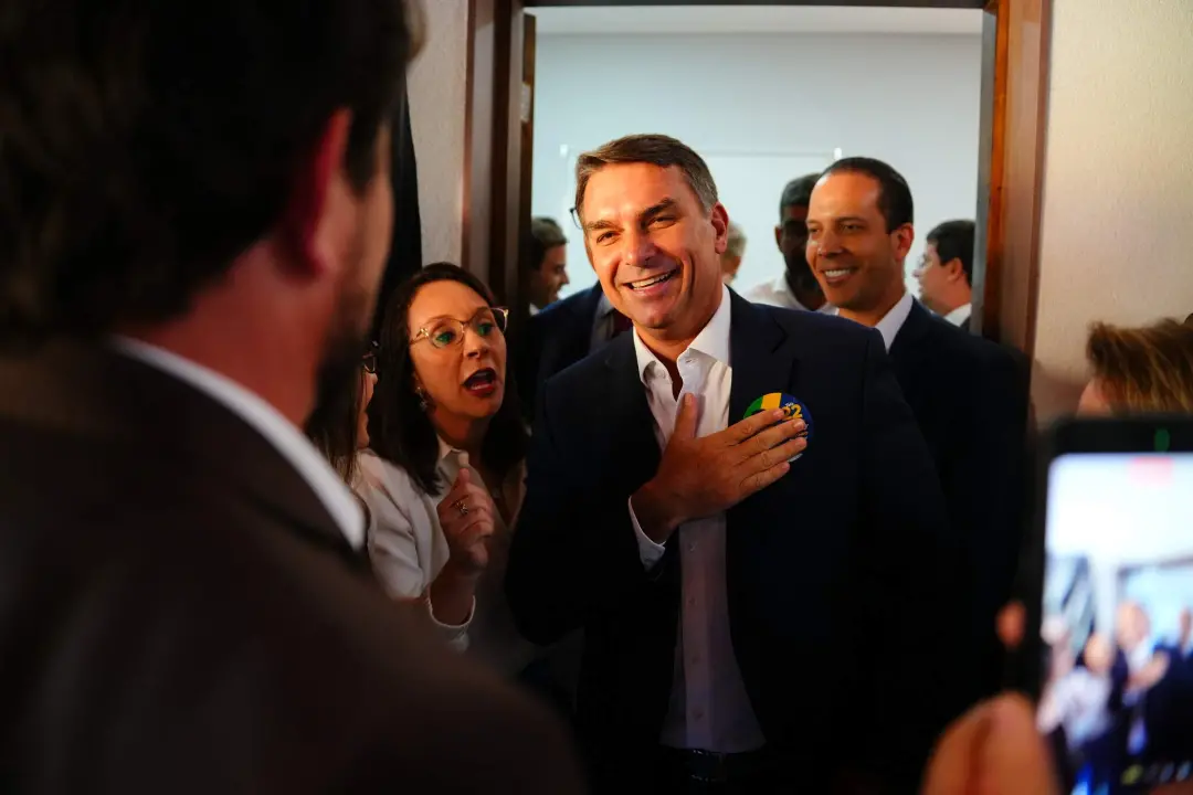 Flávio Bolsonaro, no Rio, disse que nao existe acabar com o Bolsa Familia. Ele defendeu que vai garantir o benefício e …