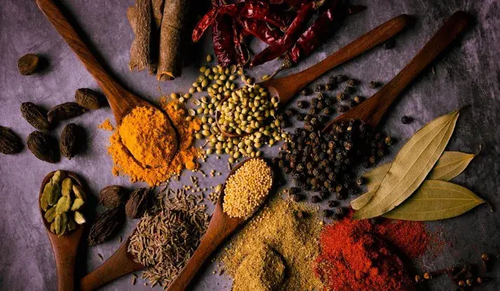 Cravo-da-índia tem usos da culinária a rituais espirituais, sendo aromático e rico em antioxidantes. A combinação com c…