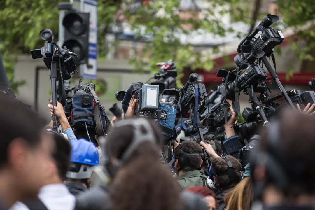 Mais de 14 mil agressões contra jornalistas foram registradas no X e Instagram entre agosto e outubro. Aumento de 74% n…