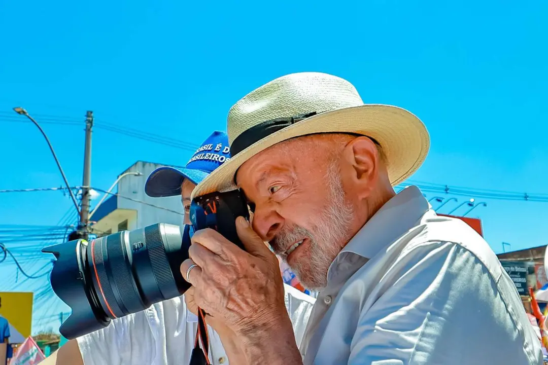 Lula brincou que está virando o rei da selfie em Ceilândia, DF, enquanto fala sobre o debate no segundo turno. A intens…
