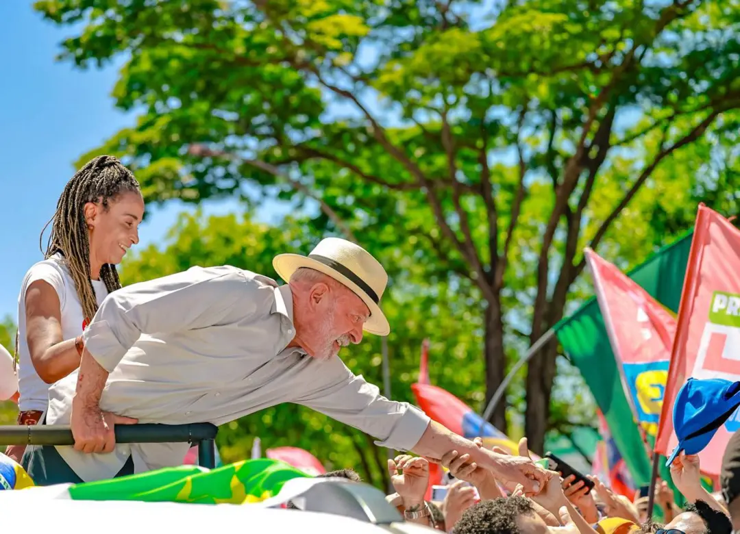 Lula indica ida a debates e defende o fim da escala 6x1 no segundo turno. A defesa pela redução da jornada, junto com a…