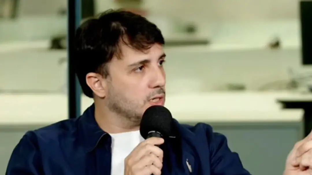 Renan Santos critica apoio de Augusto Cury a Flávio Bolsonaro, chamando a atitude de comédia. Ele argumenta que o movim…