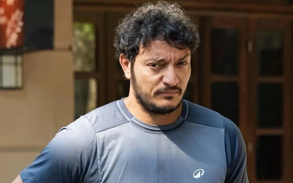Tom será denunciado à policia por Elenice em Quem ama cuida. Ele vai se esconder na casa de Pilar, mas Pedro vai ajudar…