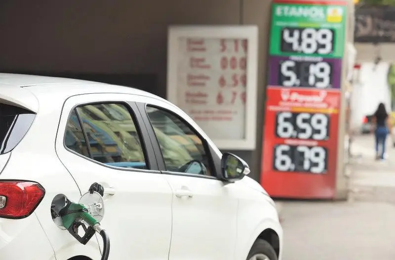 Gasolina com subsídio de R$ 0,89 por litro, zerando PIS/Cofins e Cide, foi ampliado pelo governo em meio a eleição. Iss…