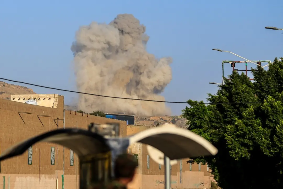 Mais de cento alvos militares foram atingidos em uma operação da coalizao saudita contra houthis. A escalada mostra com…