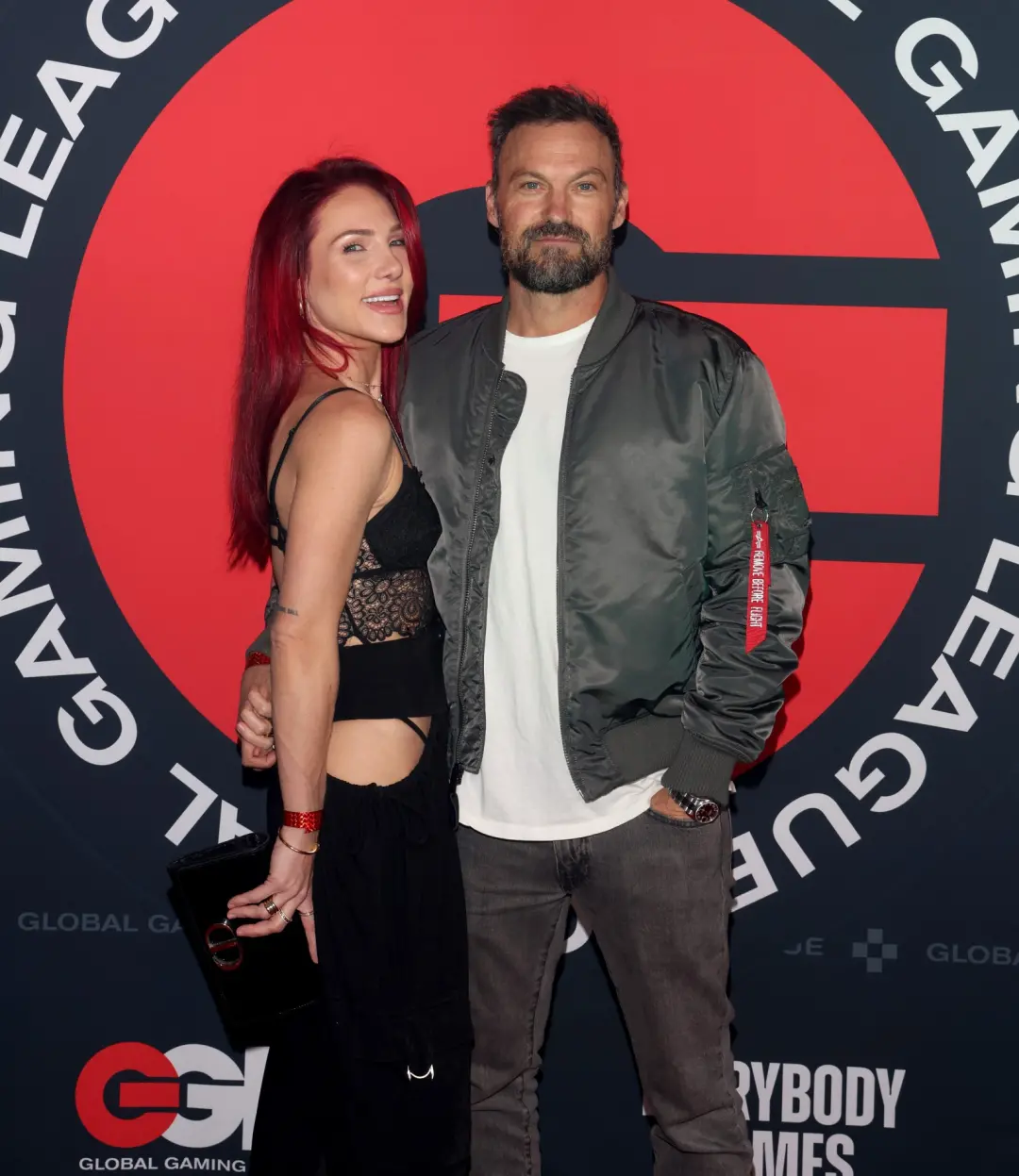 Brian Austin Green falou sobre apoiar Sharna Burgess enquanto ela está na temporada 35 de Dancing With The Stars. É imp…
