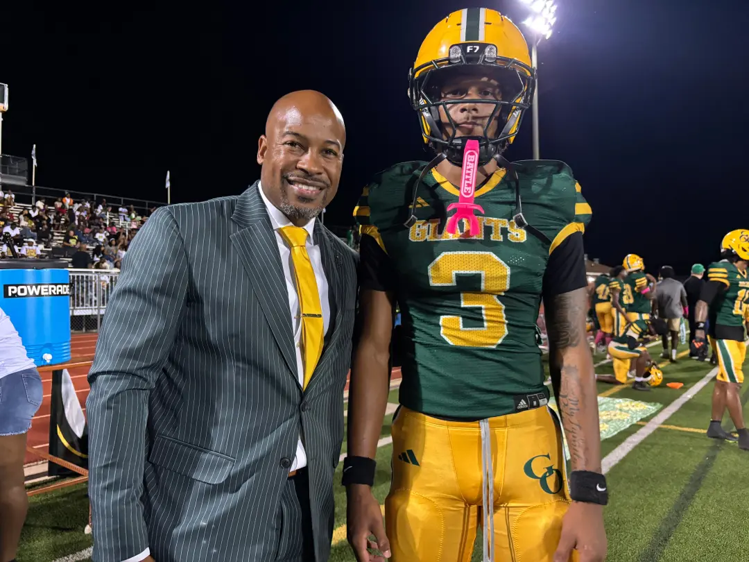 Green Oaks venceu Magnolia Charter por 54 a 6 no jogo de estreia da temporada, marcando uma nova história para a escola…