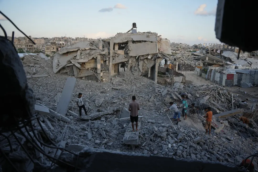 Um bombardeio aéreo em Gaza matou Imán Abdel Aal, uma jovem, e outras duas pessoas em um apartamento residencial. É rev…
