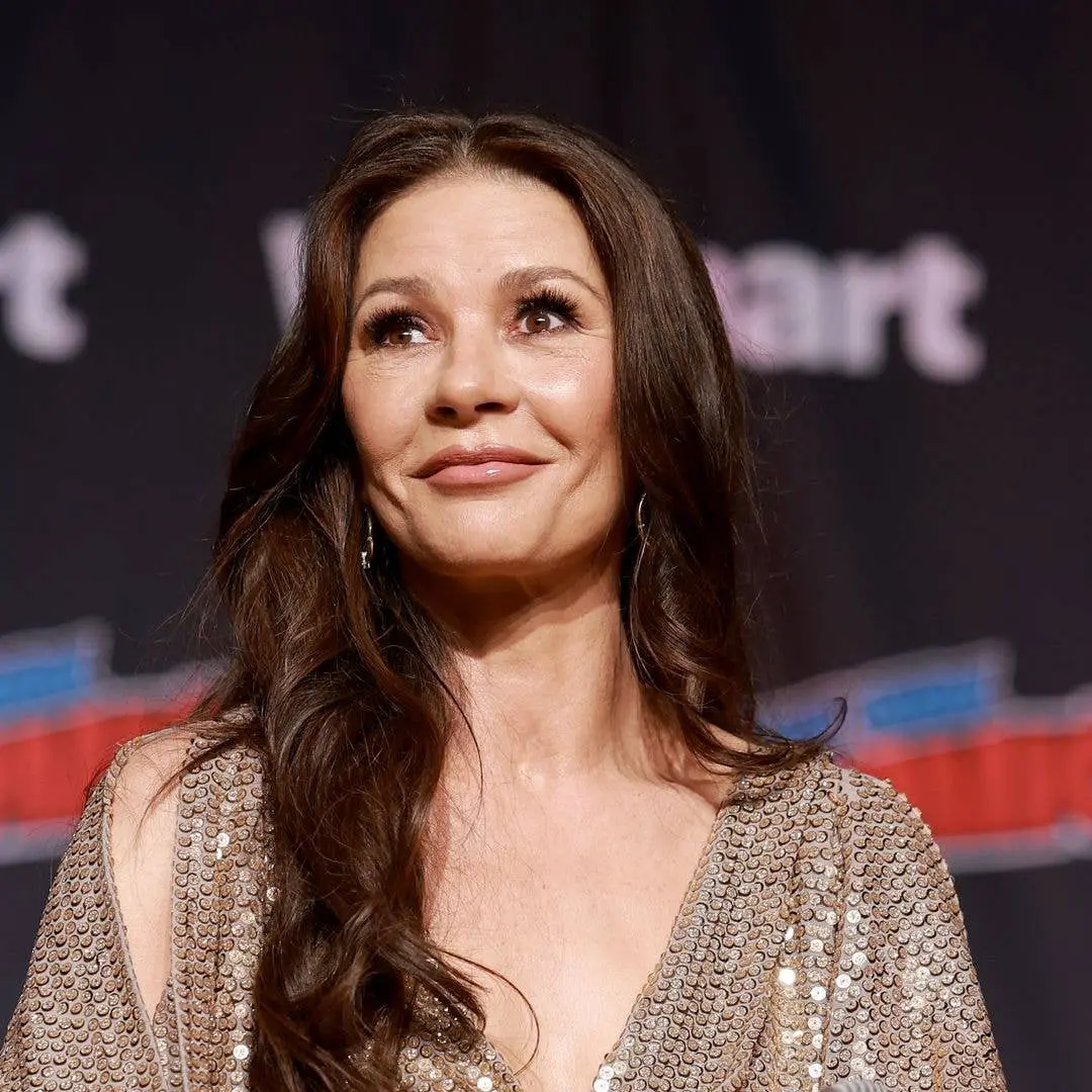 Catherine Zeta Jones apareceu em New York Comic Con com um vestido dourado brilhante enquanto Michael Douglas falava so…