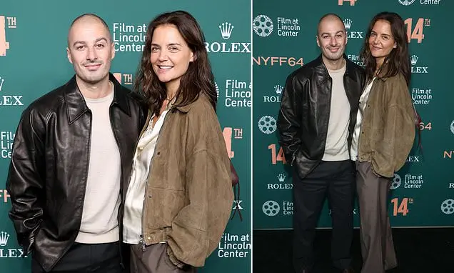 Katie Holmes, aos 47 anos, apareceu no tapete vermelho de Nova York sem maquiagem ao lado de Jason Bard Yarmosky, de 39…