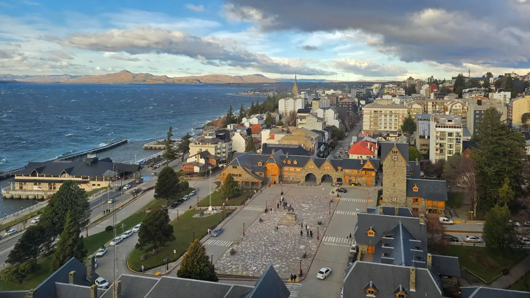 Bariloche, na Argentina, abriu vaga em albergue onde moradia e alimentação são trocadas por trabalho de recepção quatro…