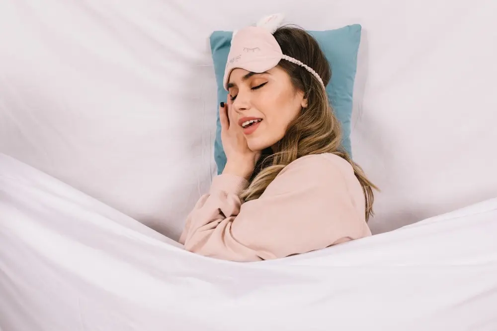Falar dormindo é uma parassonia, algo que o corpo faz enquanto a gente dorme, como pesadelos ou sonambulismo. Eu vejo i…