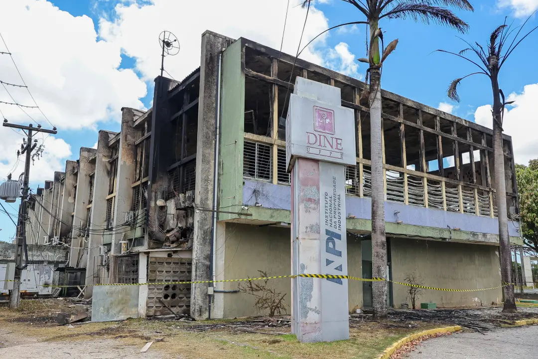 Recife, UFPE, prédio incendiado vai precisar de escoramento em até 15 dias para a perícia da PF. É um processo lento, m…