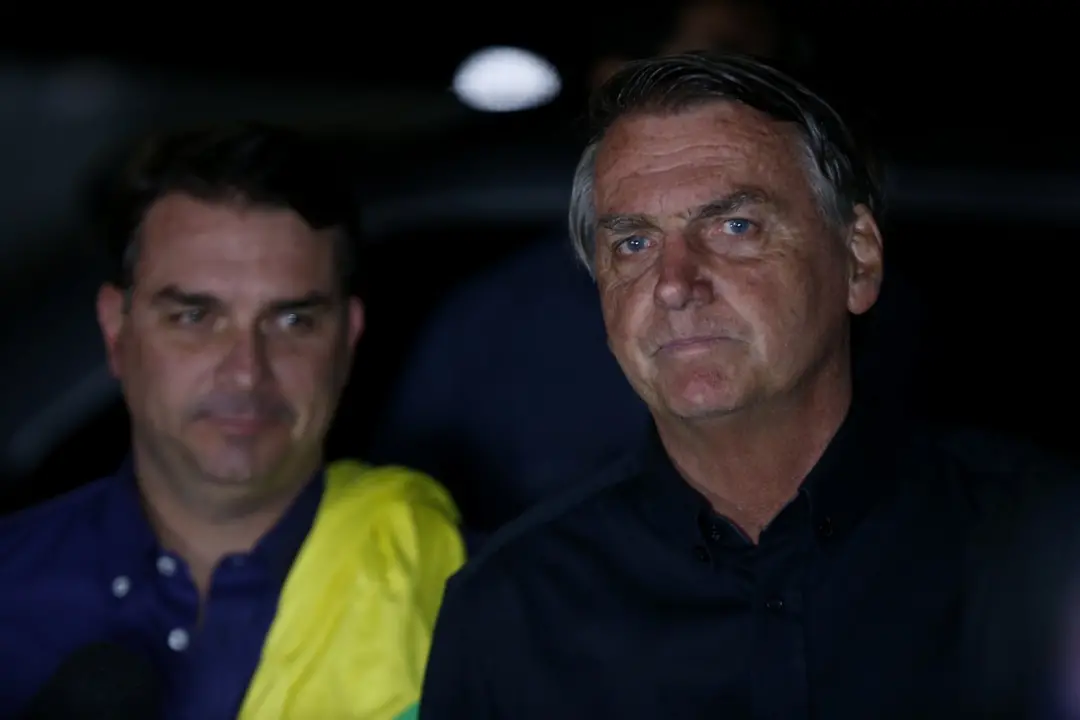 Campanha do PL espera aval de Alexandre de Moraes para visitas de Flávio Bolsonaro ao pai. Essa espera demonstra uma co…