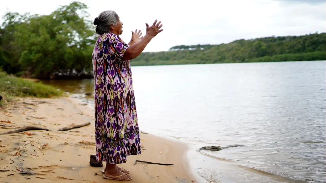 O cacique Karaí Perú e a mãe Keretxu Emdey fizeram orações no rio Piraquê-Açu em Aracruz, ES. A relação da comunidade c…