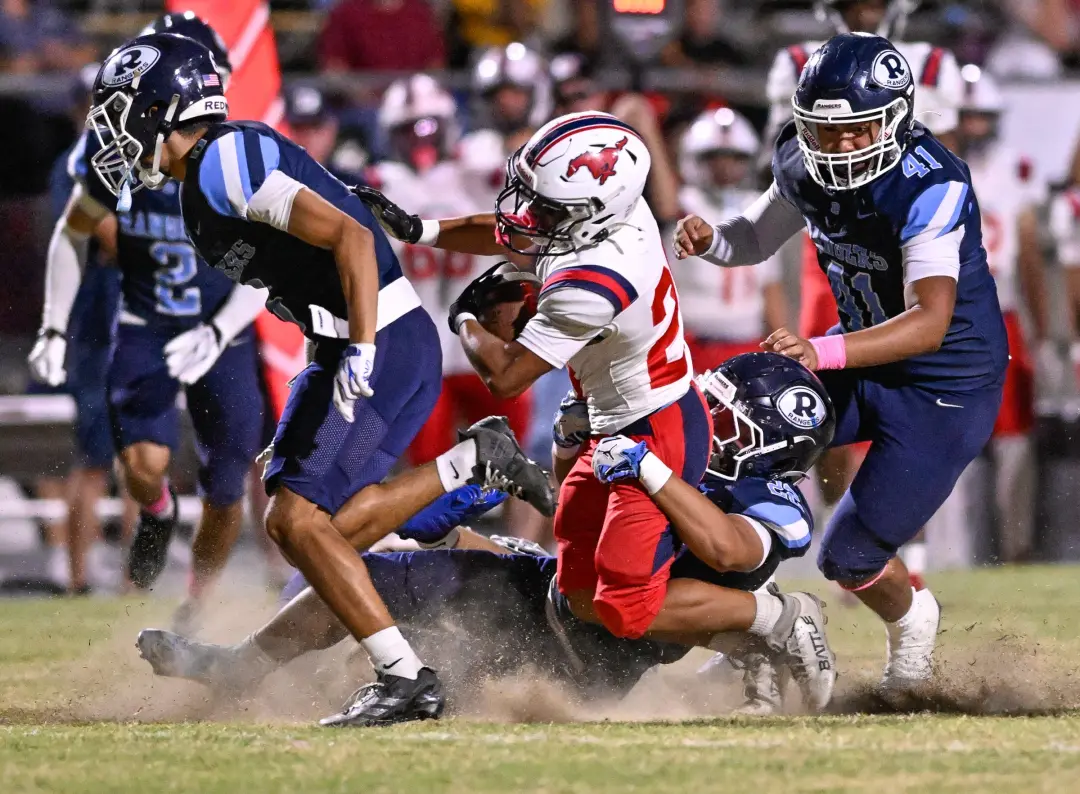 Tulare Western segurou a invencibilidade com uma vitória de 34 a 28 contra o Redwood no Mineral King Bowl. A persistênc…