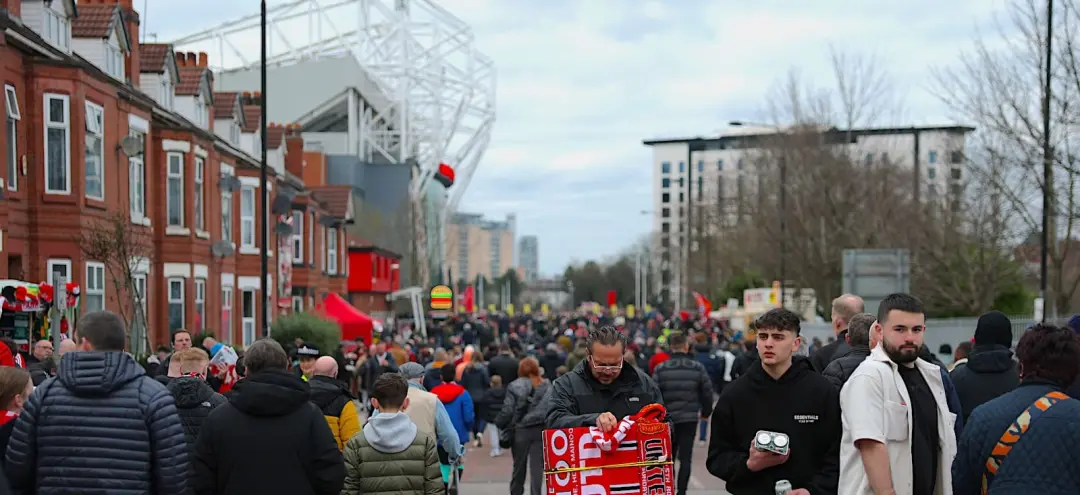 Old Trafford instalou um novo mural abaixo da arquibancada Sir Alex Ferguson, feito pelo fã Daniel Gudgeon. A arte most…