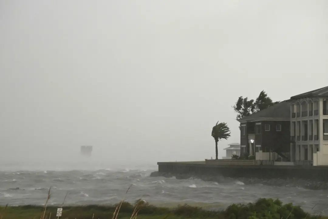 Isaías tocou a Flórida e já deixou quase 800 mil sem energia. A força caindo, ainda gera risco à vida por causa da dest…