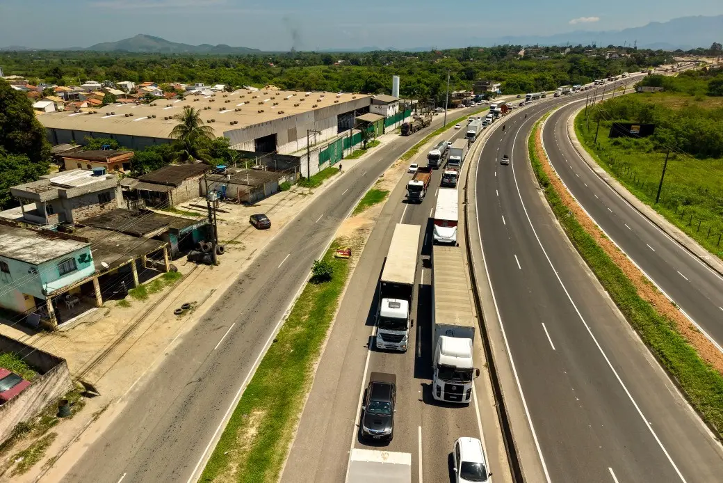 Cinco quilômetros perto da Magé Manilha ganharam pista duplicada, obra que custa 600 milhões e começou em 2024. A dupli…