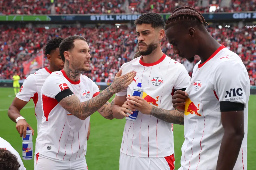 Leipzig e Frankfurt se enfrentam no Bundesliga, com os times separados por apenas um ponto. O Frankfurt marca em 10 min…