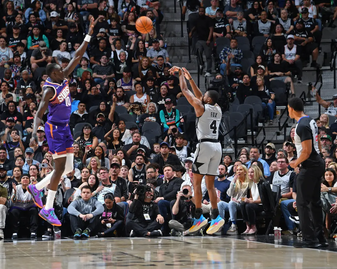 San Antonio Spurs mostrou jogadas fortes no primeiro jogo de temporada contra os Hawks, mas perdeu por 123 a 116. Ver o…