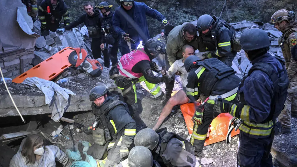 Zaporizhzhia registrou pelo menos oito mortos por ataques russos, incluindo três crianças. Essa situação de conflito ca…