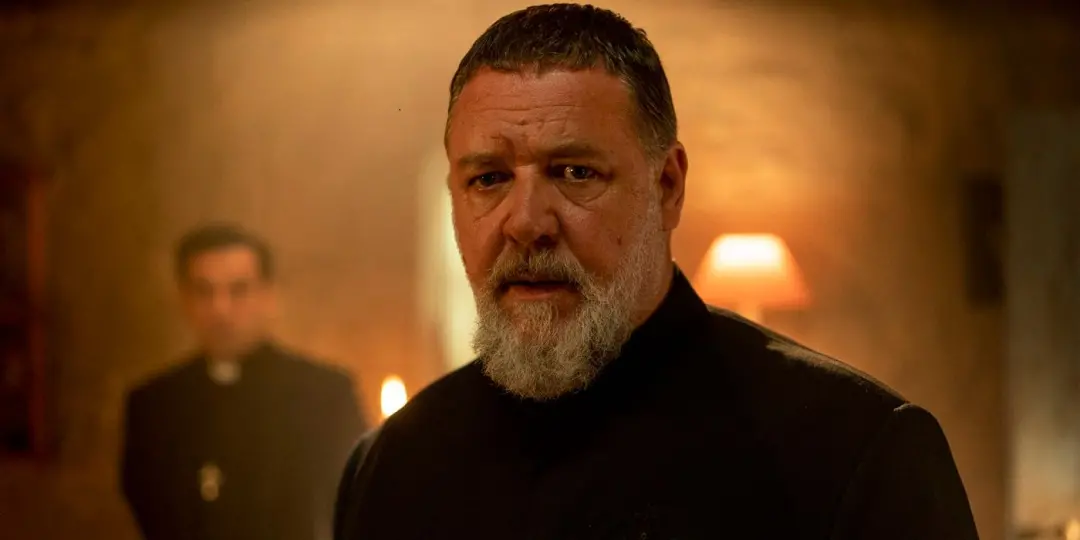 Russell Crowe em filme de exorcismo volta para streaming. A presença dele em Itália com uma Vespa, trabalhando para o P…