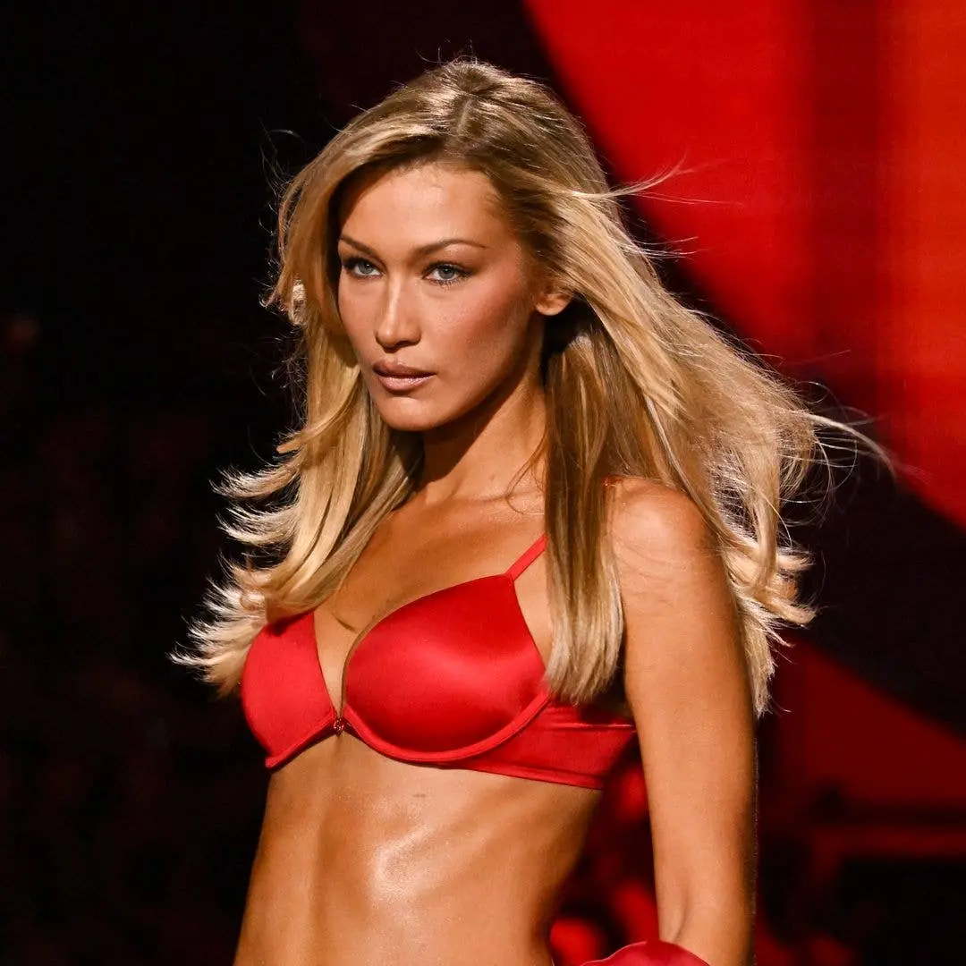 Bella Hadid marcou os 30 anos com um biquíni vermelho em celebração. É um momento de transição, e a liberdade em expres…