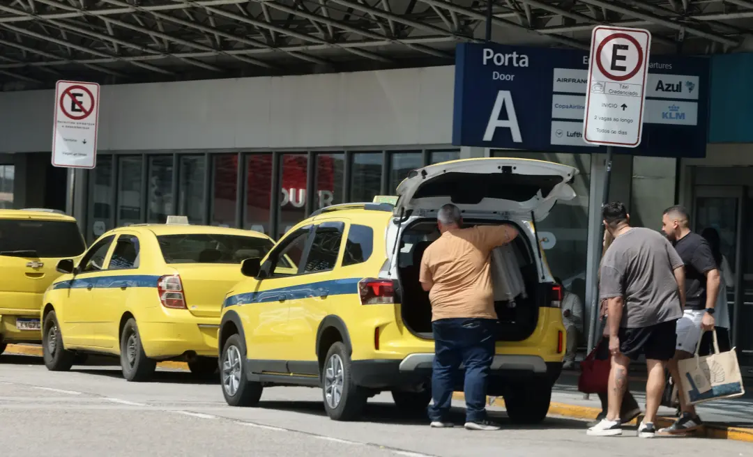 Galeão, táxi fraudado, R$ 900 por 22 quilômetros. Um aparelho escondido no taxímetro multiplicava o preço em até 20%, e…